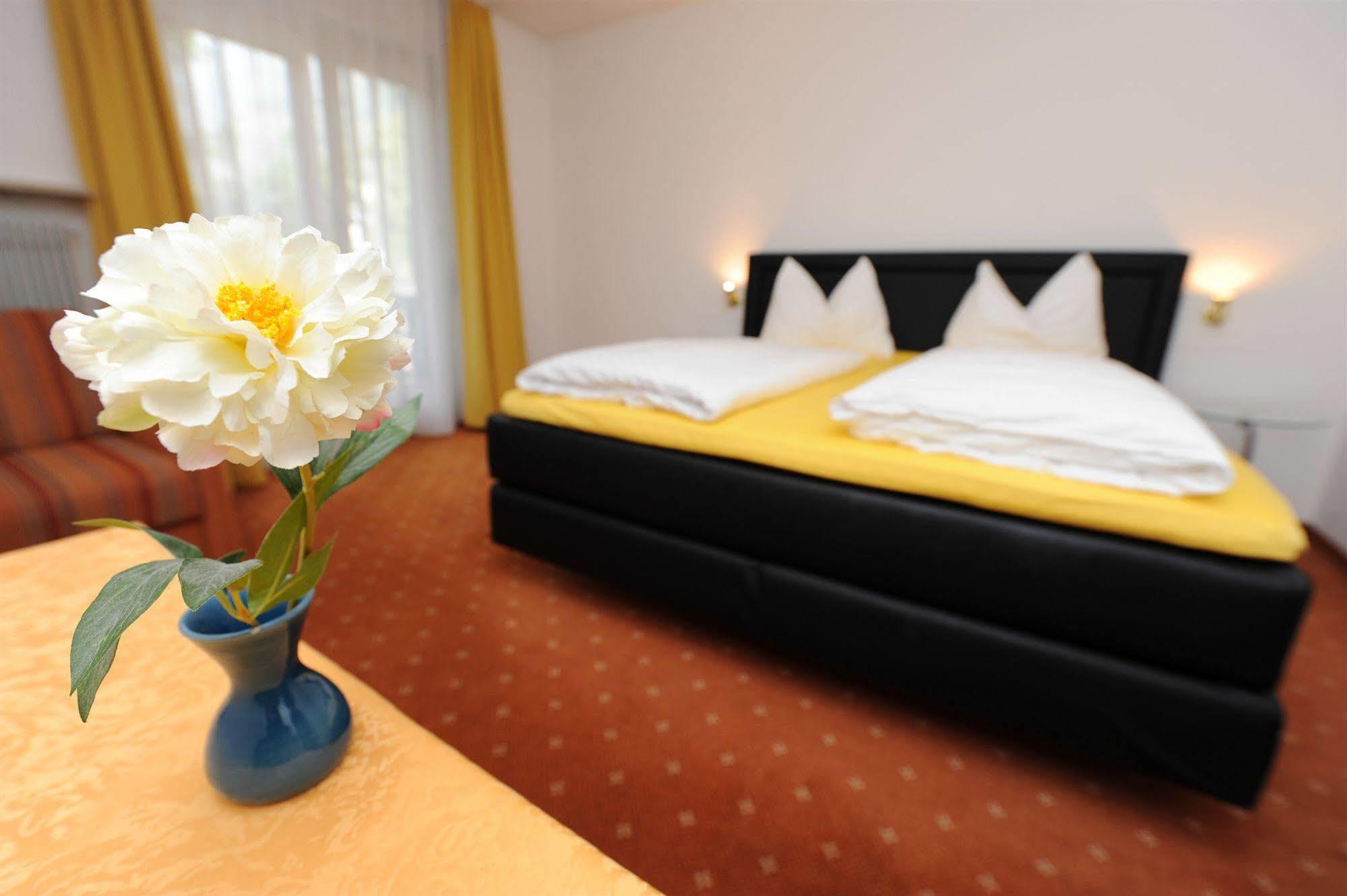 Hotel Pension Schweitzer Сіландро Екстер'єр фото