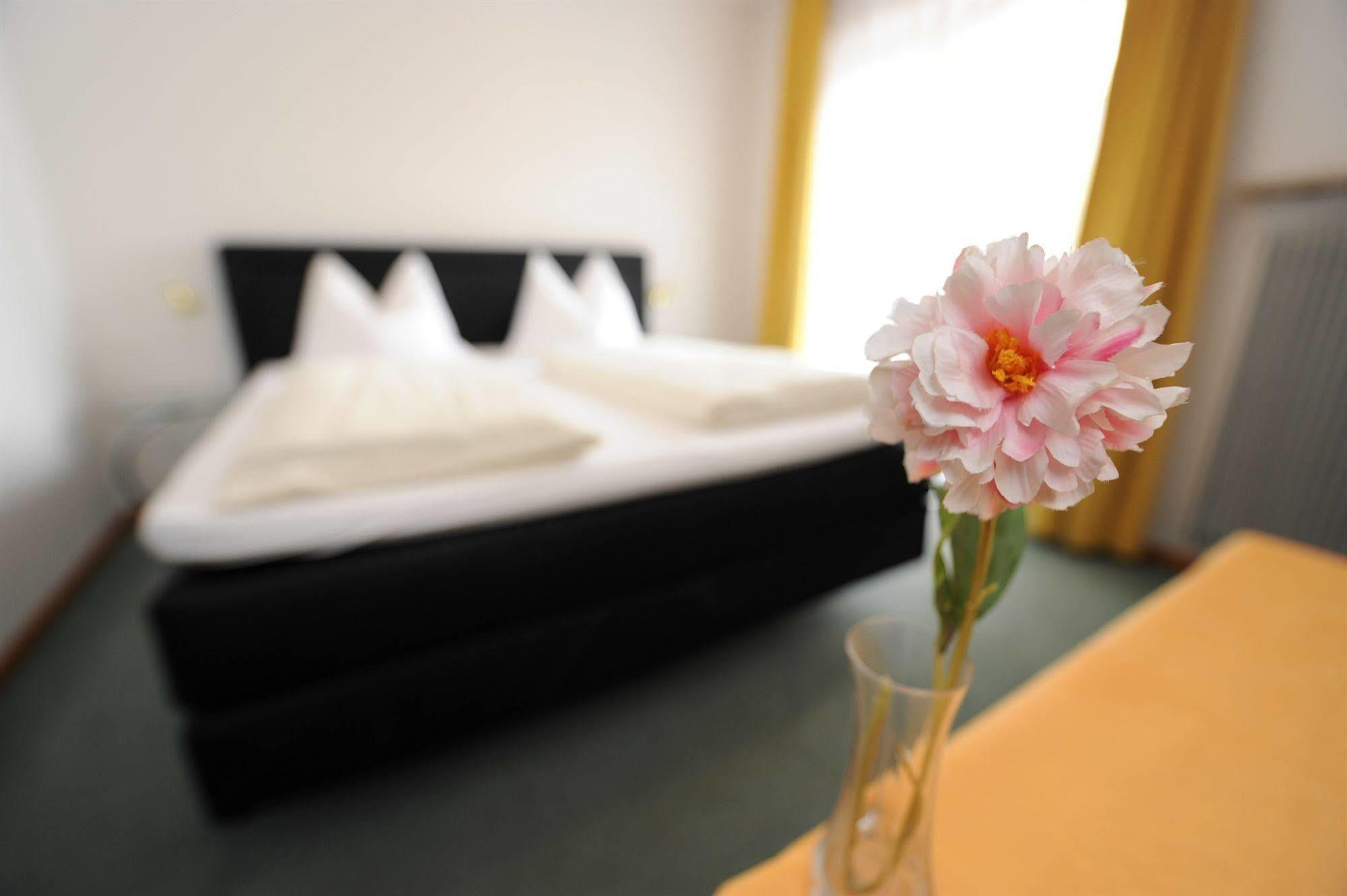 Hotel Pension Schweitzer Сіландро Екстер'єр фото
