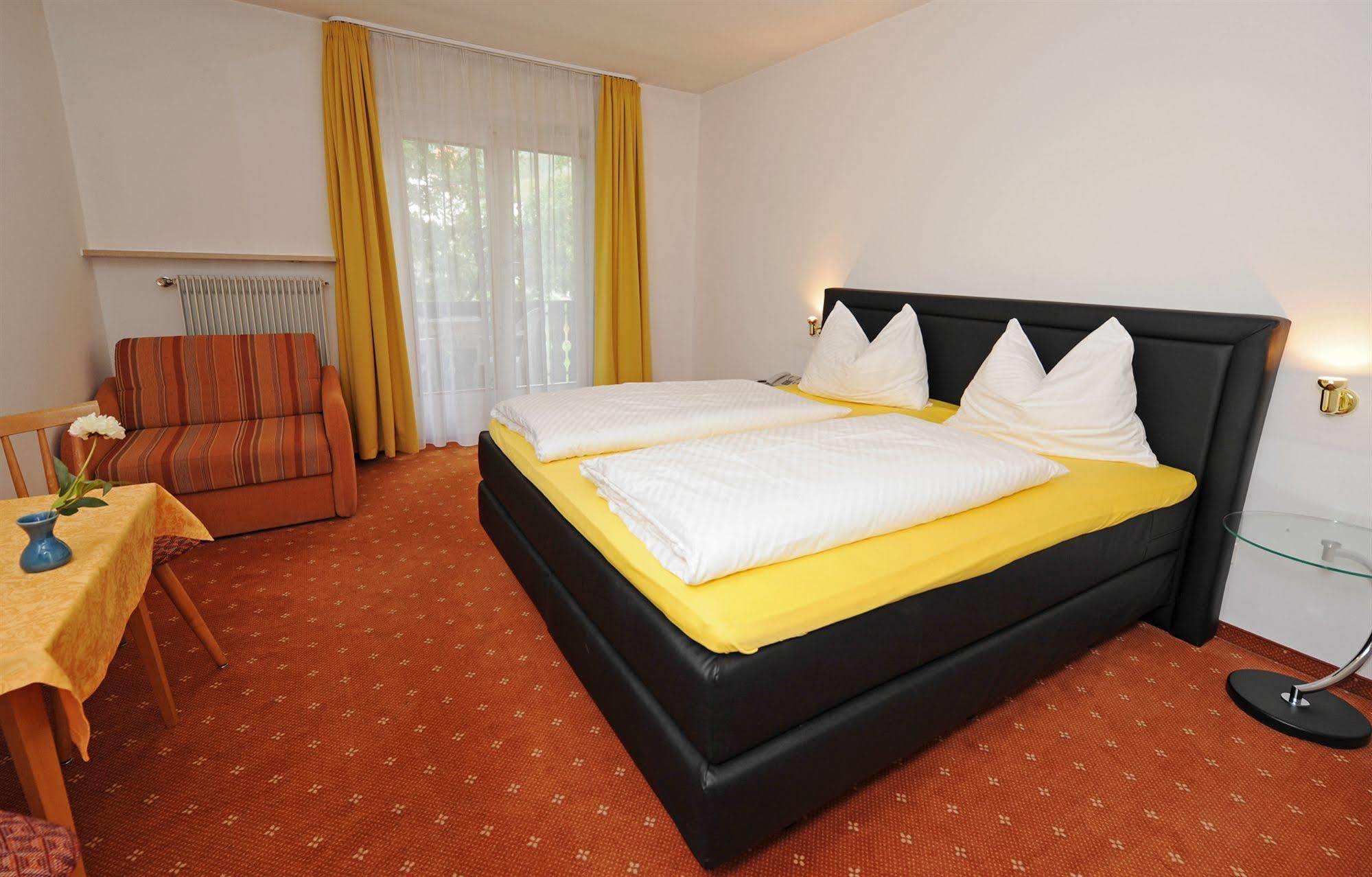 Hotel Pension Schweitzer Сіландро Екстер'єр фото